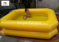 Ống đôi màu vàng thổi lên bể bơi cho trẻ em ở sân sau